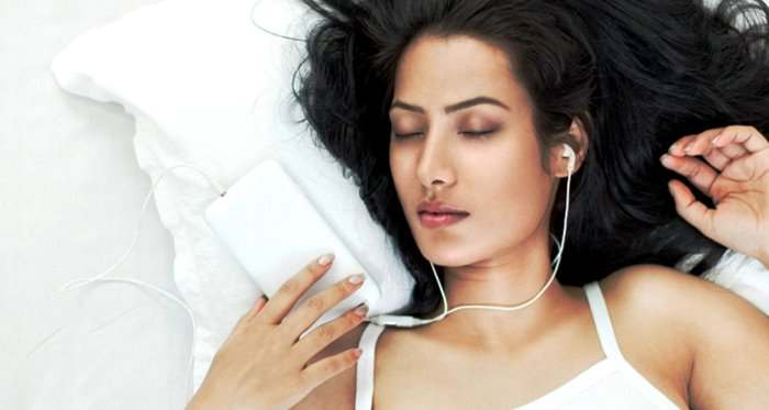 Ketahui Bahaya Tidur Sambil Mendengarkan Musik Menggunakan Earphone